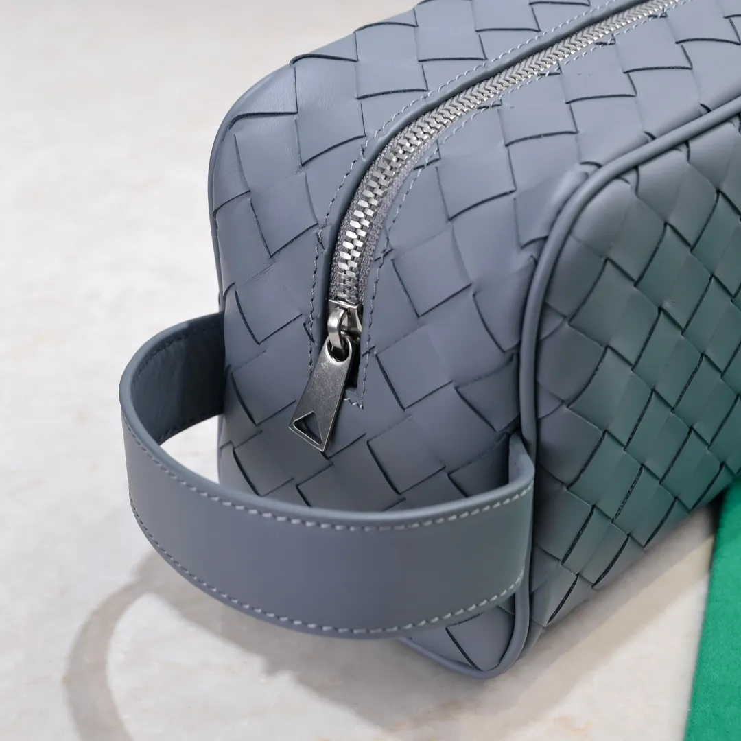 Batch 1280 BOTTEGA VENETA 2024 new INTRECCIATO classic toiletry bag, the choice of discerning people. The low-key luxury quality is the interpretation of its brand. If you like low-key BV, it is the first choice~~ Style number: 7799 Size: 26*13*10cm